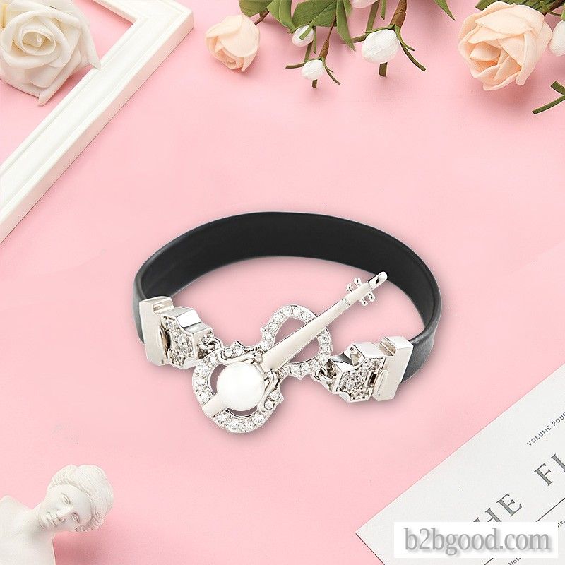 Серия скрипок с бриллиантовым кожаным браслетом