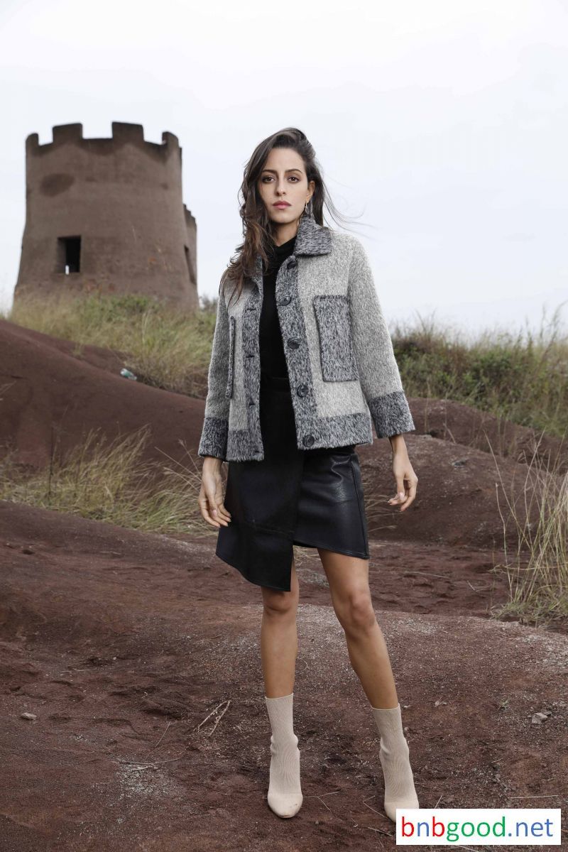Snowflake gray short paragraph blouse