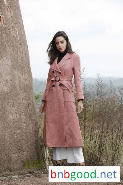 Black buckled waist pink lady's overcoat
