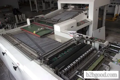 Fully automatic poker cutting machine