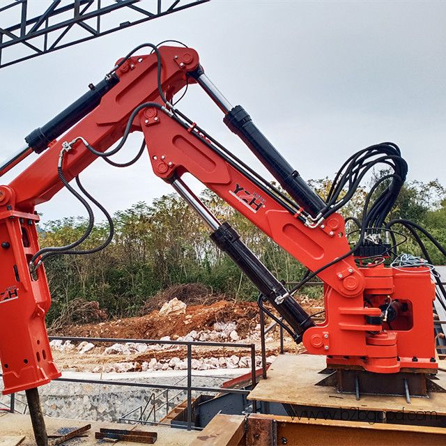 Fixed grizzly rockbreaker boom system